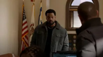 Veste de camionneur en velours côtelé Vince portée par Vanessa Rojas (Lisseth Chavez) vue dans Chicago P.D. (S12E13)