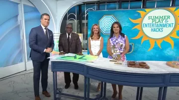 Cinq a Sept Veena Denim Strapless Midi-Dress usado por Shannon Doherty como se ve en Today el 24 de julio de 2025