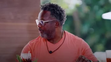 Camiseta de manga corta con cuello en V a rayas de la bahía de Tommy Bahama en Pure Salmon usada por Gary Levingston como se ve en Bachelor in Paradise (S10E05)