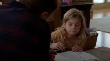 T-shirt Old Navy pour filles porté par Zoe (Annabelle Toomy) tel qu’on le voit dans Chicago P.D.