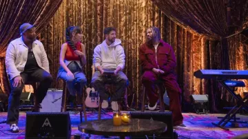 Pantalon cargo en velours côtelé bordeaux Nahmias porté par Bernard Harvey comme on le voit dans Hitmakers (S01E04)