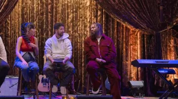 Nahmias Veste zippée en velours côtelé bordeaux portée par Bernard Harvey comme on le voit dans Hitmakers (S01E04)