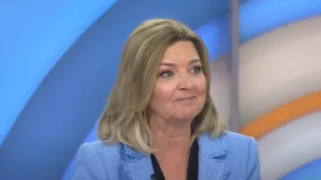 Cinq a Sept Khloe Bouclé Blazer usado por Christine Romans como se ve en Today el 25 de julio de 2025