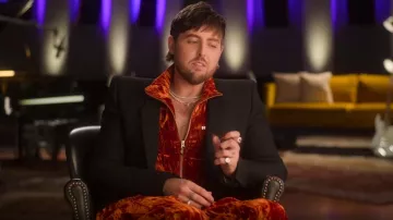 Pantalones de terciopelo triturado naranja Martine Rose usados por James Abrahart como se ve en Hitmakers (S01E05)