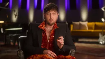 Martine Rose Chaqueta de chándal de terciopelo triturado naranja usada por James Abrahart como se ve en Hitmakers (S01E05)