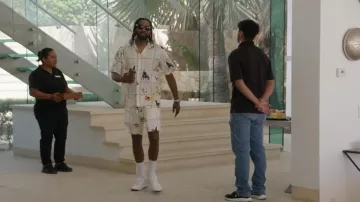 Short imprimé faune à carreaux blancs Nahmias porté par Bernard Harvey comme on le voit dans Hitmakers (S01E05)