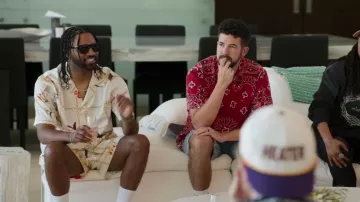 Chemise imprimée de faune à carreaux blancs Nahmias portée par Bernard Harvey comme on le voit dans Hitmakers (S01E05)