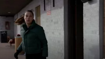 Storm Liner Under Armour pour hommes porté par Kim Burgess (Marina Squerciati) tel qu’on le voit dans Chicago P.D. (S12E14)