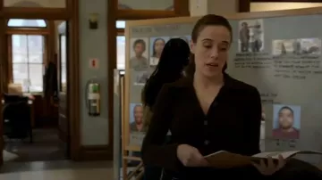 Chemise à panneaux contrastés James Perse portée par Kim Burgess (Marina Squerciati) vue dans Chicago P.D. (S12E15)
