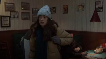Veste en duvet mi-longue Gant portée par Kim Burgess (Marina Squerciati) telle qu’elle est vue dans Chicago P.D. (S12E16)
