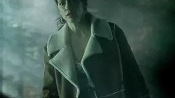 Abrigo de cuero de piel de oveja Melanie Scrofano Revival usado por Dana Cypress (Melanie Scrofano) en Revival (S01)