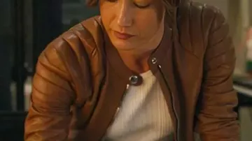Chaqueta de cuero marrón Ballard Renée usada por la detective Renée Ballard (Maggie Q) en Ballard (S01)