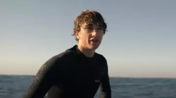 Xcel Men’s Infiniti Ltd Back Zip Full Wetsuit 4/3mm worn by Jeremiah Fisher (Gavin Casalegno) as seen in The Summer I Turned Pretty (S03E04)