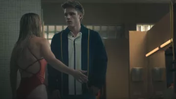 Camiseta de rugby Tommy Hilfiger Icons Stripe usada por Cristian Delallave (Nuno Gallego) como se ve en Olympo (S01E02)