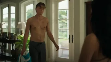O'Neill Og Sideline Cruzer 18 Boardshorts usados por Conrad Fisher (Christopher Briney) como se ve en The Summer I Turned Pretty (S03E04)
