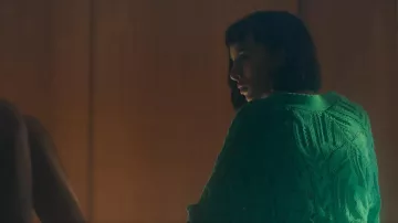 Cárdigan calado oversize de Desigual usado por Fátima Amazian (Najwa Khliwa) como se ve en Olympo (S01E03)