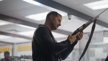 AllSaints Niko Chaqueta bomber de cuero usada por Colter Shaw (Justin Hartley) como se ve en Tracker (S02E17)