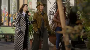 Ami Paris Noir & Off-White Paris Sac porté par Charlotte York (Kristin Davis) comme on le voit dans And Just Like That... (S03E10)