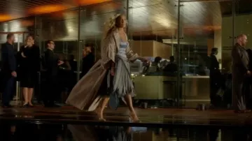 Sandales Aquazzura 105mm Crystal Lover en rose portées par Carrie Bradshaw (Sarah Jessica Parker) comme on le voit dans And Just Like That... (S03E10)