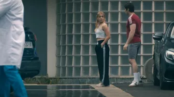 Maje Side Stripe Wide Leg High Rise Stretch Woven Jogging Bottoms porté par Amaia Olaberria (Clara Galle) comme on le voit dans Olympo (S01E04)