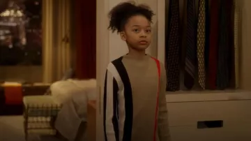 Suéter de lana Burberry Junior usado por Gabrielle Wexley (Ellie Reine) como se ve en And Just Like That... (S03E10)