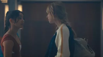 Le blouson aviateur Upside Club Hallie porté par Amaia Olaberria (Clara Galle) comme on le voit dans Olympo (S01E05)