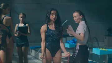 Speedo Placement Powerback worn by Fátima Amazian (Najwa Khliwa) as seen in Olympo (S01E06)