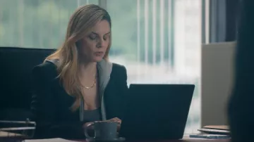 Veronica Beard Iconic Scuba Dickey Jacket porté par Jana Castro (Melina Matthews) comme on le voit dans Olympo (S01E07)