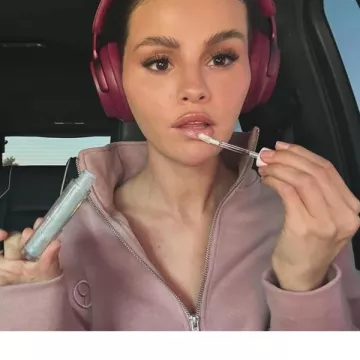 Selena Gomez Rare Beauty Everyday Quarter Zip Sweat-shirt