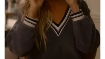 Sarah Jessica Parker Grey Sweater worn by Carrie Bradshaw (Sarah Jessica Parker) in And Just Like That… (S03E07)