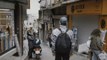 Mochila de lona de Charles Heller (Rami Malek) en The Amateur