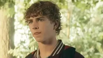 Percy Jackson et les Olympiens Walker Scobell Veste marron de Percy Jackson (Walker Scobell) dans Percy Jackson et les Olympiens (S01E08)