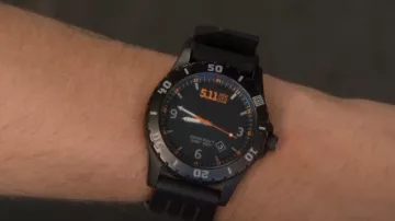 5.11 Reloj Tactical Sentinel usado por Evan "Buck" Buckley (Oliver Stark) como se ve en 9-1-1