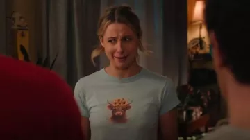 Camiseta de vaca marrón con girasoles usada por Billie Schaeffer (Lucy Freyer) en Adultos (S01E06)