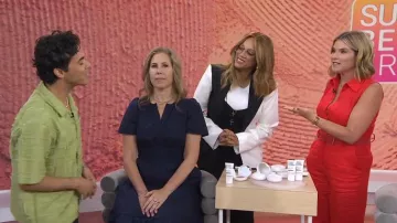 Gilet Nadine Merabi Zoe Peplum porté par Tyra Banks comme on le voit dans Today with Jenna & Friends le 31 juillet 2025