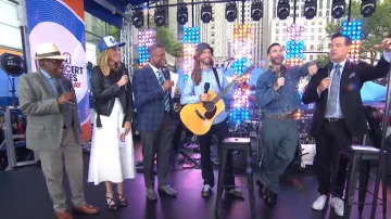 Sandalias de tiras de gamuza Prada usadas por Savannah Guthrie como se ve en Today el 1 de agosto de 2025