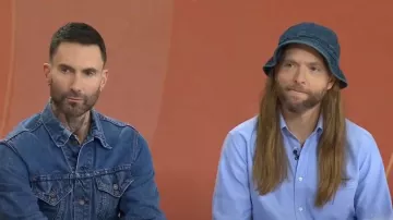 Camisa de algodón bordada con Vlogo de Valentino Garavani usada por James Valentine como se ve en Today el 1 de agosto de 2025