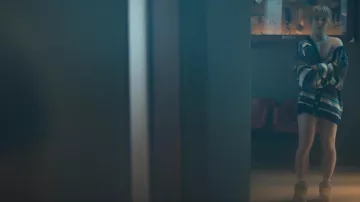 Bottes UGG Classic Ultra Mini Platform portées par Amaia Olaberria (Clara Galle) comme on le voit dans Olympo (S01E07)