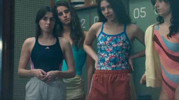 Adidas 3 Stripes Colorblock Bañador usado por Fátima Amazian (Najwa Khliwa) como se ve en Olympo (S01E07)
