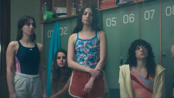 Traje de baño Arena Multi Camo Challenge Back usado por Laura Lorenzo (Ramina Paiman) como se ve en Olympo (S01E07)