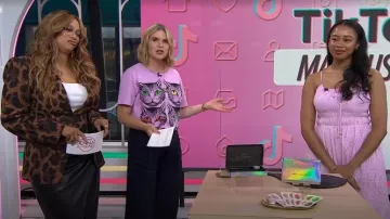 Elie Tahari La jupe midi en cuir végétalien froncée Rebecca portée par Tyra Banks comme on le voit dans Today with Jenna & Friends le 1er août 2025