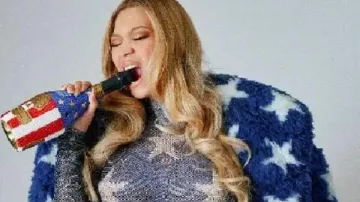 Abrigo de piel con bandera americana Beyonce Cowboy Carter Tour en BEYONCE - ESPECTÁCULO COMPLETO - COWBOY CARTER TOUR@Northwest Stadium Washington DC 7/7/25