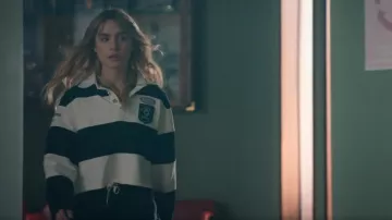 Polo rayé Maje porté par Amaia Olaberria (Clara Galle) comme on le voit dans Olympo (S01E08)