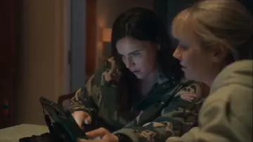 Toison Kavu Teannaway portée par River Wilde (Emer Kenny) comme on le voit dans Karen Pirie (S02E02)