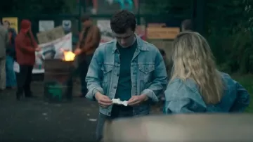 Levis The Trucker Jacket usado por Tom 'Weird' Macie Jr. (Jack Hesketh) como se ve en Karen Pirie (S02E02)