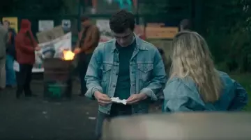 Levis : La veste de camionneur portée par Tom 'Weird' Macie Jnr (Jack Hesketh) comme on le voit dans Karen Pirie (S02E02)