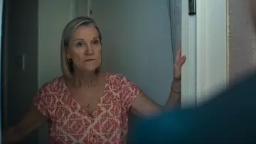 Tissu blanc Rae Gilet en coton biologique imprimé rose porté par Janice Duff (Gail Watson) comme on le voit dans Karen Pirie (S02E02)