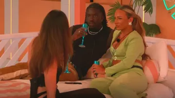 Blazer court court en lin tissé à boucle Musera porté par Meg Moore comme on le voit dans Love Island (S12E19)