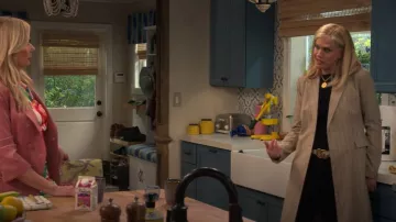 Fille préférée : Le manteau à double boutonnage Meyer porté par Carol (Kristen Johnston) comme on le voit dans Leanne (S01E01)