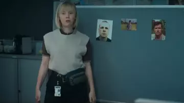 Patagonia Ultralight Black Hole Mini Hip Pack porté par Karen Pirie (Lauren Lyle) comme on le voit dans Karen Pirie (S02E02)